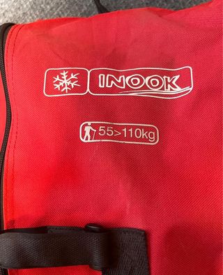 Raquetas de nieve rojas con copos de nieve