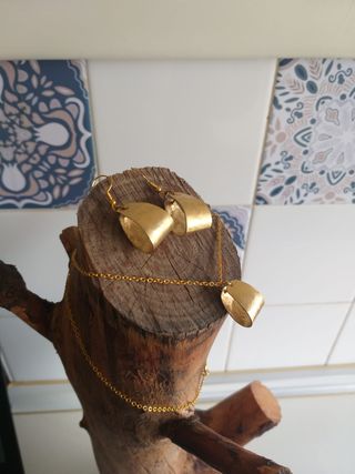 Conjunto Collar y Pendientes Dorados