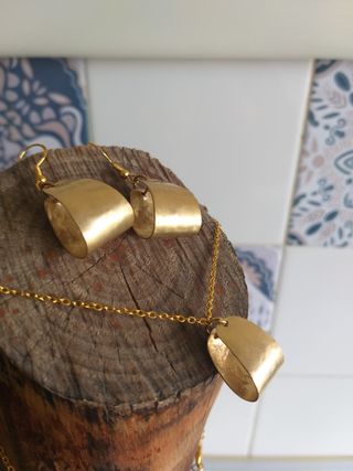 Conjunto Collar y Pendientes Dorados