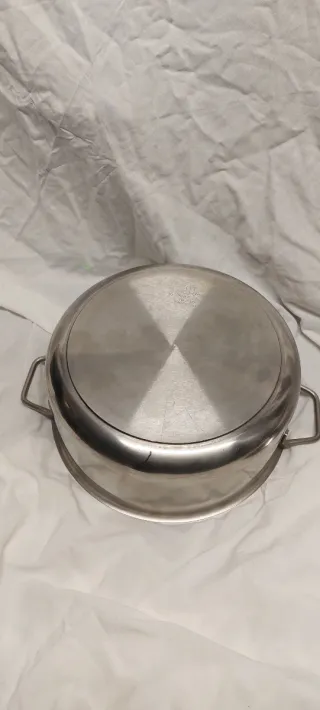 Pentola in metallo con coperchio