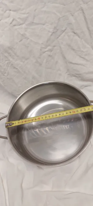 Pentola in metallo con coperchio