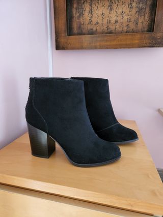 Botines ante tacón negro