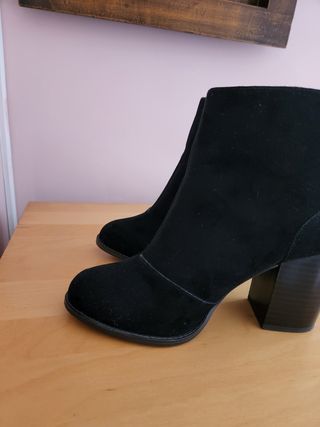 Botines ante tacón negro