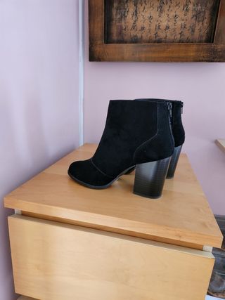 Botines ante tacón negro