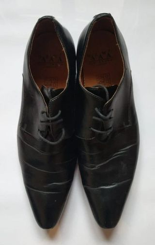 Scarpe nere eleganti a punta