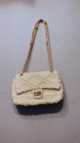 Bolso beige acolchado cadena
