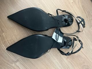 Zapatos de tacón negros nuevos