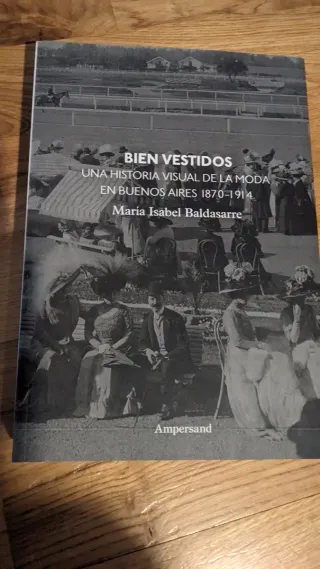 Bien vestidos una historia visual de la moda en...