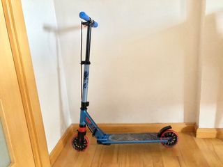 Patinete infantil azul y rojo 6 a 9 años