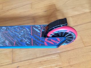 Patinete infantil azul y rojo 6 a 9 años