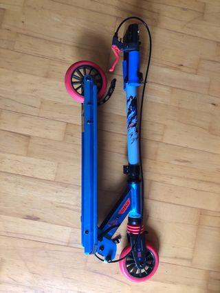 Patinete infantil azul y rojo 6 a 9 años