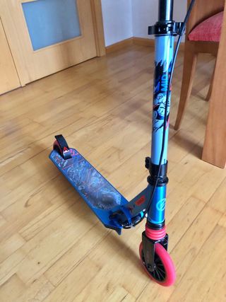 Patinete infantil azul y rojo 6 a 9 años