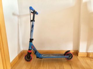 Patinete infantil azul y rojo 6 a 9 años