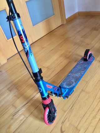 Patinete infantil azul y rojo 6 a 9 años