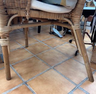 Sillón de mimbre con cojín