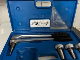 Máquina expandir tubería Uponor