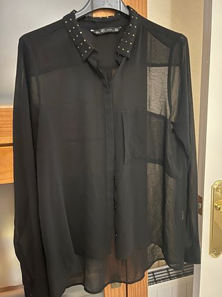 Blusa Zara negra con tachuelas