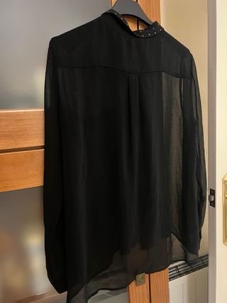 Blusa Zara negra con tachuelas