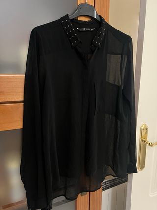 Blusa Zara negra con tachuelas