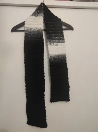 Bufanda tejida degradada blanco y negro