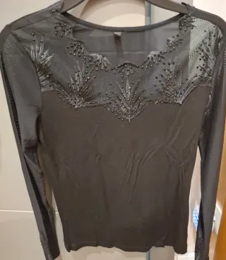 Camiseta fiesta negra con pedrería