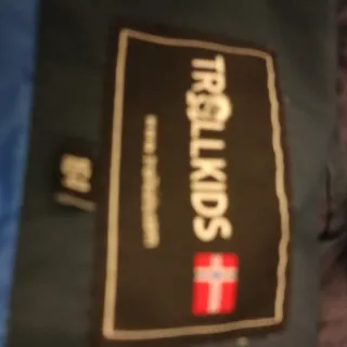 Plumífero Trollkids Azul y Negro