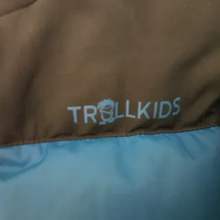 Plumífero Trollkids Azul y Negro