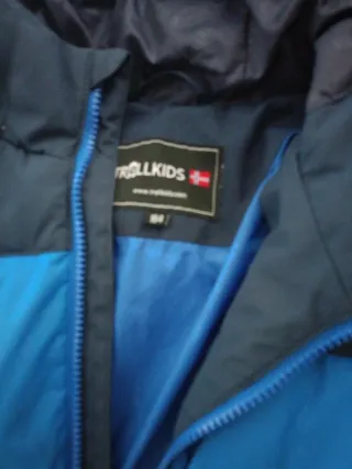 Plumífero Trollkids Azul y Negro