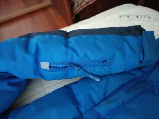 Plumífero Trollkids Azul y Negro