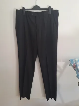 Pantalón de vestir negro con pinzas