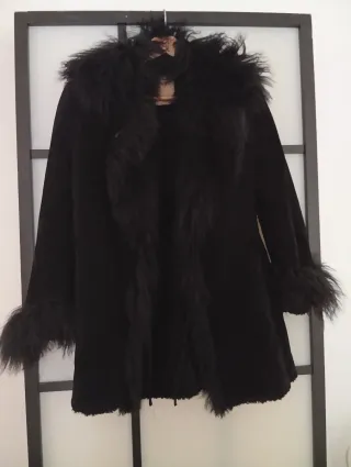 Chaqueta de pelo negra con detalles