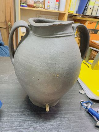 Botijo de barro antiguo