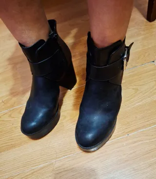 Botines negros con hebilla