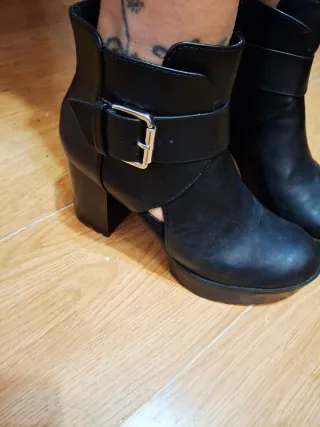 Botines negros con hebilla