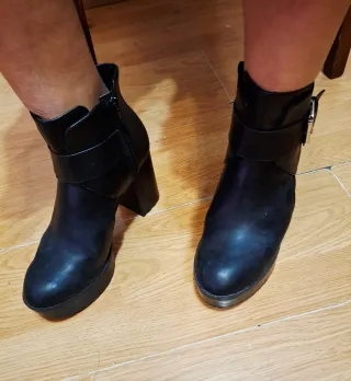 Botines negros con hebilla