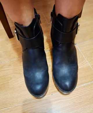 Botines negros con hebilla