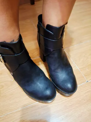 Botines negros con hebilla