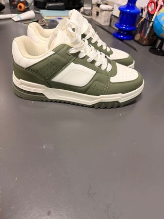 Zapatillas deportivas verdes y blancas