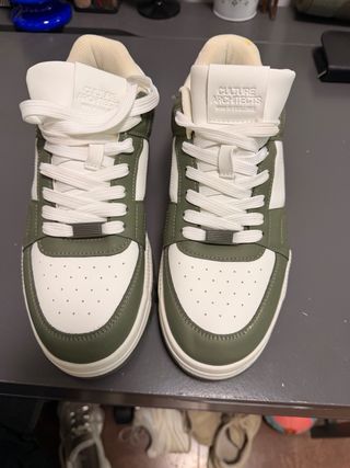 Zapatillas deportivas verdes y blancas