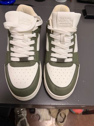 Zapatillas deportivas verdes y blancas