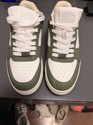 Zapatillas deportivas verdes y blancas