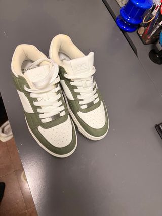 Zapatillas deportivas verdes y blancas