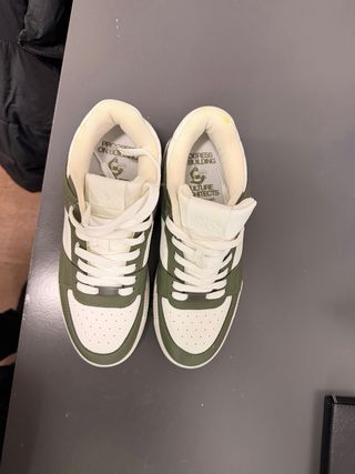 Zapatillas deportivas verdes y blancas