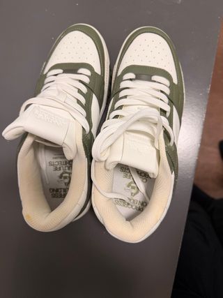 Zapatillas deportivas verdes y blancas