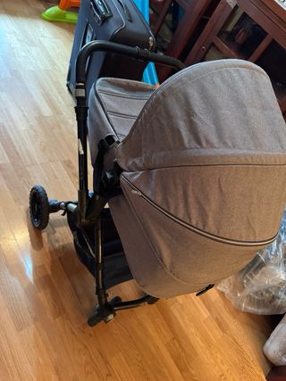 Carrito de bebé gris, de paseo y camita marca Jané