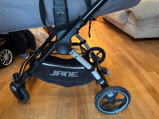 Carrito de bebé gris, de paseo y camita marca Jané