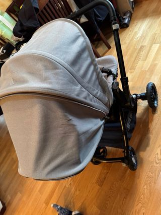 Carrito de bebé gris, de paseo y camita marca Jané