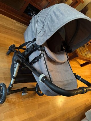 Carrito de bebé gris, de paseo y camita marca Jané