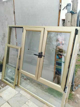Ventana de aluminio dorada