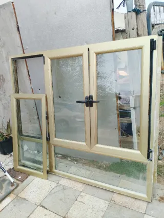 Ventana de aluminio dorada